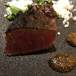 神戸牛炉窯焼ステーキ 雪月風花 北野坂 - 主役のステーキ赤ワインソースと2種類のマスタードソース添え