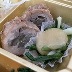 Umazake Umaaji Yoridokoro Shinsui - 『彩り弁当』の「蒸し物・炒め煮 鶏の八幡巻き、あさつき酢みそ掛け」