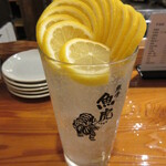 魚虎 - 生レモンチューハイ 680円(替え玉 480円)