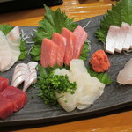 魚虎 - 刺身盛合わせ(石鯛、鮪(赤身・中トロ)、太刀魚の腹身、小河豚、クエ、ヒラマサ腹身)