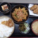 もつ次郎 - もつ炒め定食680円、唐揚げ150円はクーポンで無料(2022.3.26)