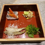 Gyokai No Itaria Ryouri Murata - 前菜：アワビとあさりの白ワイン蒸し、太刀魚の炙りにフルーツトマト、稚鮎のフリット