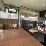 F - 店内！しかしながら私が帰る頃には店内はほぼ満席でした。