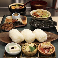 北新地 君しま - 龍の瞳のおにぎり御膳 12品(1,100円)
                    おにぎり3個･ふわとろおろしあんかけ出巻
                    牛のしぐれ煮･のり･じゃこのカリカリサラダ
                    小鉢3種･豚汁･香の物･玉子とほうじ茶のアイス