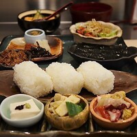 北新地 君しま - 龍の瞳のおにぎり御膳 12品(1,100円)
                    おにぎり3個･ふわとろおろしあんかけ出巻
                    牛のしぐれ煮･のり･じゃこのカリカリサラダ
                    小鉢3種･豚汁･香の物･玉子とほうじ茶のアイス
