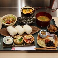 北新地 君しま - 龍の瞳のおにぎり御膳 12品(1,100円)
                    おにぎり3個･ふわとろおろしあんかけ出巻
                    牛のしぐれ煮･のり･じゃこのカリカリサラダ
                    小鉢3種･豚汁･香の物･玉子とほうじ茶のアイス