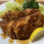 飯山食堂 - 日替りのタラと鮭のフライ