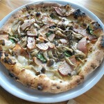 ピッツェリア アベント - キノコと燻製ベーコン
