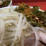 ラーメン二郎  - 辛味ダレと九条ネギを絡めてトッピング