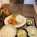 よなごや - 「本日の定食」の『豚バラ肉生姜焼き(目玉焼)定食』