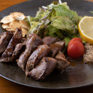タンシチューやステーキなど、ワインと好相性の肉料理も自慢です