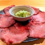 Thinly sliced green onion salted Cow tongue