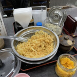 資さんうどん - 卓上の天かす､おぼろ昆布､壺漬けは食べ放題