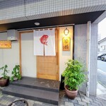 勢麟 - スタッフがお店の前で待機しています