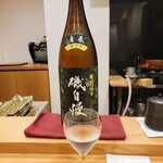 勢麟 - 特別純米「青春 特別純米58・磯自慢」 は、 酒造好適米 特A地区産 山田錦を58%に精米して、 南アルプス白峰三山、間ノ岳を源泉とする 名水、大井川伏流水を用いて、冷蔵仕込室で低温で大切に醗酵