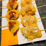 個室居酒屋 古民家和食ダイニング きよ久 - 串揚げ(左ソースがホタテ、右タルタルソースが白身)
      各1本319円