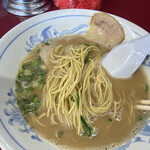 むらた亭 若園本店 - 麺は黄色味が強い細麺ストレート