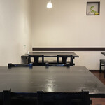 まかど - 店内は、キッチンに沿うようなL字型のカウンター席5~6席と、店内奥に4人掛けテーブル3つ、2人掛けテーブル1つがある。