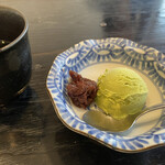 まかど - 食後のデザートまで付いていて、今日は小豆が添えられた抹茶アイス。
      温かいほうじ茶を入れ直してくれたのだが、抹茶と小豆にほうじ茶というコントラストがこれまた良かった。