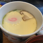 まかど - 茶碗蒸しは、なかなか大きなサイズ。
                                ふわふわに仕上がっていて、みつ葉、椎茸、なると、そしてユリ根が入っている。ユリ根が入った茶碗蒸しってほんとに久しぶりに食べたが、トロトロで大好きなんだよなー。