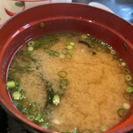 まかど - 味噌汁は、小ネギを浮かせたワカメの合わせ味噌。あったまるー。