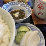 まかど - 奥のもずく酢は薄めの酢で、可愛らしいサイズの山芋が入っている。
      手前の香の物は蕪と胡瓜。こちらも薄味。コリコリで美味しい。