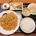 135酒場 - エビとコーンのチリソース