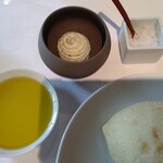 モトイ - パン、バター、オリーブオイル、塩