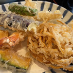 まかど - 天ぷらは、茄子、えび、人参のかき揚げ、かぼちゃ、ヤングコーン、ししとう。これも揚げたて熱々サクサク♡