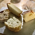 Cise - パン盛り：青海苔のチャバッタ、チーズのチャバッタ、食パン、クルミのパン