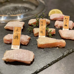 鶏焼いて蕎麦で〆る 個室居酒屋 鳥や - 厳選ブランド鶏ももの3種食ベ比べ3枚づつ　¥1,180