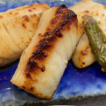 まかど - 銀だらの西京焼き。ちょ、待って…、めっちゃトロッふわ！肉厚な鱈の身の旨味を邪魔しない程度に漬けられていて、これは旨すぎる！(*´ч`*) こんな肉厚、ふわトロで美味しい銀だらの西京焼き、初めて食べた。