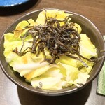 三酉屋 - お通しの塩昆布キャベツ
