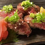 和菜食 やおき - 田野屋銀象による和牛炙り専用の２ｍｍ天日塩を使用した、一押しの和牛炙り握り