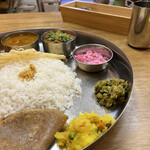 南インド家庭料理 インダスレイ - ライスにはボディと呼ばれるひよこ豆の粉がかかっています。