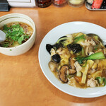 華丸 - 料理写真:中華丼＋小ワンタン