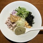 麺酒一照庵 - 牡蠣の油そば。レンゲの牡蠣ペーストを麺に加えながら頂きます。麺は冨士麺ず工房さん特注の平打ちモチモチ麺です。並盛りで150gなので、通常のラーメンよりも麺の量は多めです。