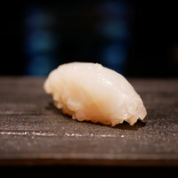 鮨 梢 - ◇虎河豚（大分 豊後水道）
                    まったりと香りと味があふれ、シャリのほのかな温かさから酸味が立つほどに見事なまでに持ち上がる抜群の旨味！！
                    河豚を初めて握りで頂きましたが、これは実に美味い！