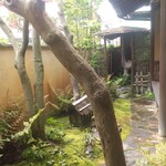 温石 - お母様が、お庭のお手入れをされていらっしゃるそうです。