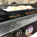Wakatake maru - 上のレーンにお寿司がきました