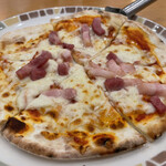 サイゼリヤ - パンチェッタのピザ