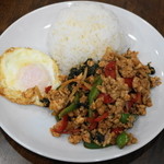 ビアタイ - 2013.2 パッ・ガッパオ・ラーカウ（1,200円）鶏肉バジル炒め、ご飯・目玉焼き付