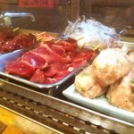 鳥雅 - 左から、新鮮な大山地鶏のレバー、砂肝、特製つくね！！
もちろん、彼らは、美味しく焼かれるのを静かに待っている。