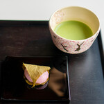 虎屋菓寮 - 桜餅・紅