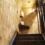 Yakidori Dainingu Issui - 森と洞窟　地下店内異空間に繋がる階段