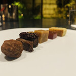 イチリン ハナレ - ⑪ 小菓子（金萱茶のパウンドケーキ、花梨のジャム、胡麻入り生キャラメル、山椒のガトーショコラ 飴焚きピーカンナッツのせ、チョコレートコーティングのマカダミアンナッツ）