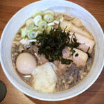 唯一無二のらぁ麺専門店 イ袋ワシづかみ - ①濃口醤油らぁ麺⑥特製トッピング⑫背脂 上から