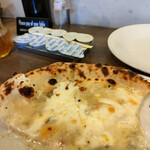 104KITCHEN - クアトロフォルマッジオ、ピザは店内で粉の配合をして、一生懸命捏ねてから焼いています(^^)