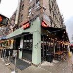 Sauce Restaurant - 店舗外観。テラス席もあり、COVID-19対策用のストリートレストラン部分もかなり大きいです。