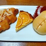 ぱんや こてつ - クロワッサンダマンド　白いピーナッツパン　季節のタルト